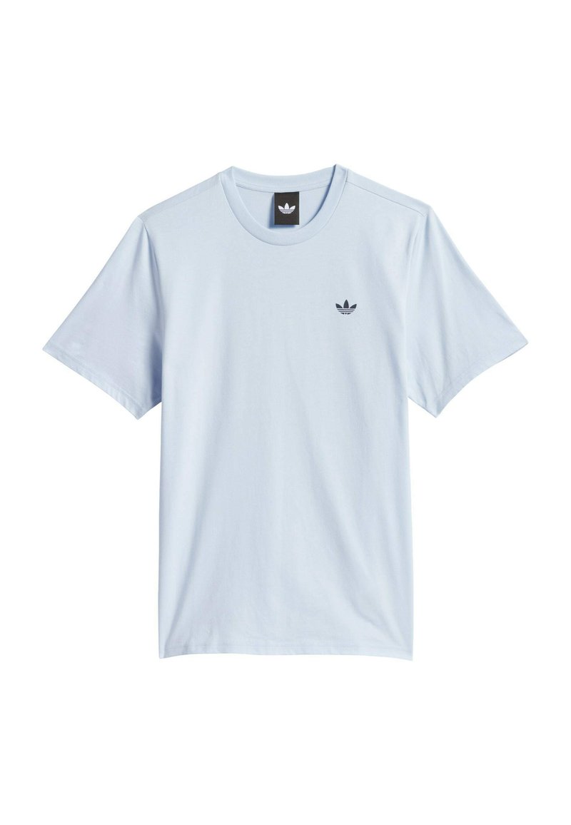 Hellblaues T-Shirt aus Baumwolle mit kurzen Ärmeln, einem Rundhalsausschnitt und einem kleinen schwarzen Adidas-Logo auf der linken Brust.