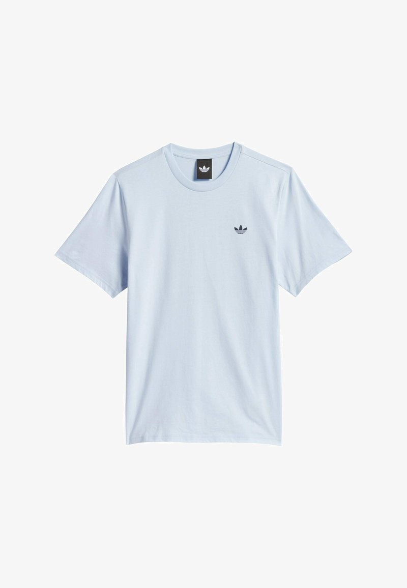 Hellblaues T-Shirt aus Baumwolle mit kurzen Ärmeln, einem Rundhalsausschnitt und einem kleinen schwarzen Adidas-Logo auf der linken Brust.