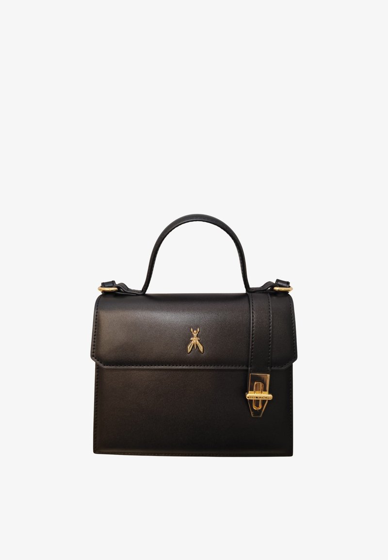 Bolso de cuero negro con asa superior, logo de insecto dorado en la solapa y detalle de hebilla dorada en la correa sobre fondo blanco.