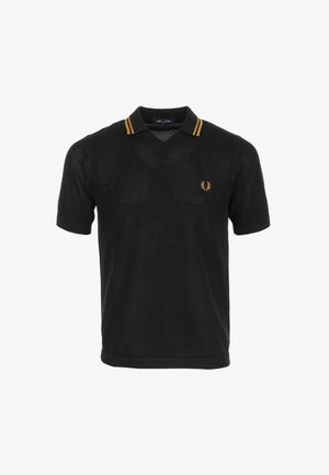 Polo in maglia nera a maniche corte con strisce gialle sul colletto e logo alloro giallo sul petto sinistro.