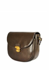 Brązowa skórzana torba na ramię z klapką, z złotym zapięciem i gładkimi, zaokrąglonymi krawędziami. Kompaktowy design z bocznym paskiem.