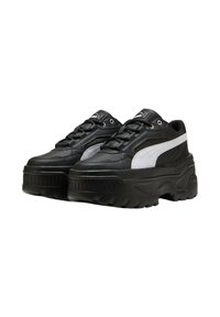 Sneaker in pelle nera con suola spessa, dotati di una striscia laterale bianca, design con lacci e parte superiore testurizzata per una migliore aderenza.