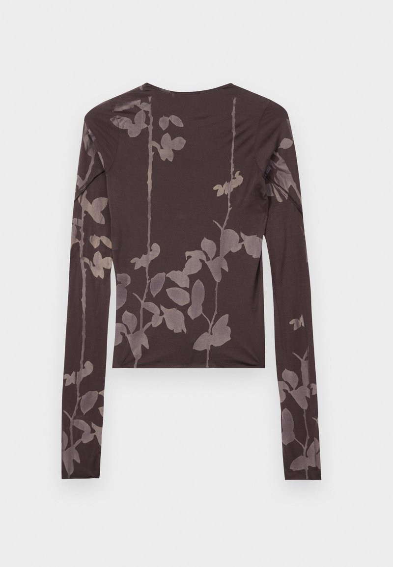 Maglietta a maniche lunghe marrone realizzata in tessuto morbido, con un motivo floreale in tonalità più chiare. Vestibilità slim e scollatura rotonda.