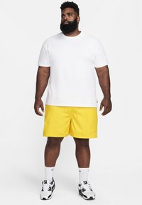 Nike Sportswear CLUB FLOW - Shorts - lightning white