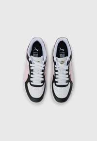 Τα αθλητικά παπούτσια διαθέτουν άνω μέρος από λευκό και μαύρο δέρμα με ροζ λεπτομέρειες, στρογγυλεμένη μύτη, οπές για αναπνοή και επίπεδα κορδόνια. Περιλαμβάνεται διακριτικό χρυσό λογότυπο.