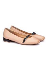 Ballerines en cuir beige avec une sangle noire et une boucle en argent. Bout carré et petit talon bloc noir. Texture lisse.