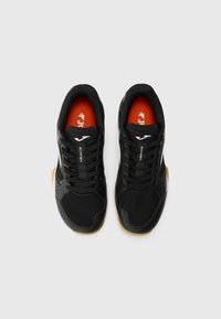 Pantofi sport negri cu partea superioară din plasă, talpă din cauciuc, branț portocaliu și accente albe cu logo. Prezentând un design cu șireturi și detalii texturate.