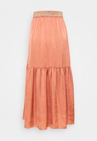 Maxiklänning i korall, med en glänsande yta. Har en samlad, flerlagig design och ett glittrande elastiskt midjeband.