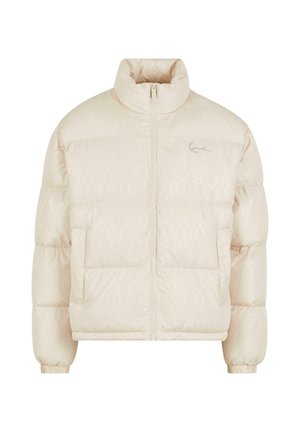 Pufota bomber jaka gaisā bēšā krāsā ar augstu apkakli, priekšu ar rāvējslēdzēju, divām sānu kabatām un smalku reljefa rakstu uz auduma. Paraksta elements uz krūtīm.