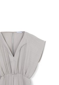 Abito grigio chiaro realizzato in tessuto morbido, con scollatura a V, maniche ampie e vita elastica per una vestibilità comoda.