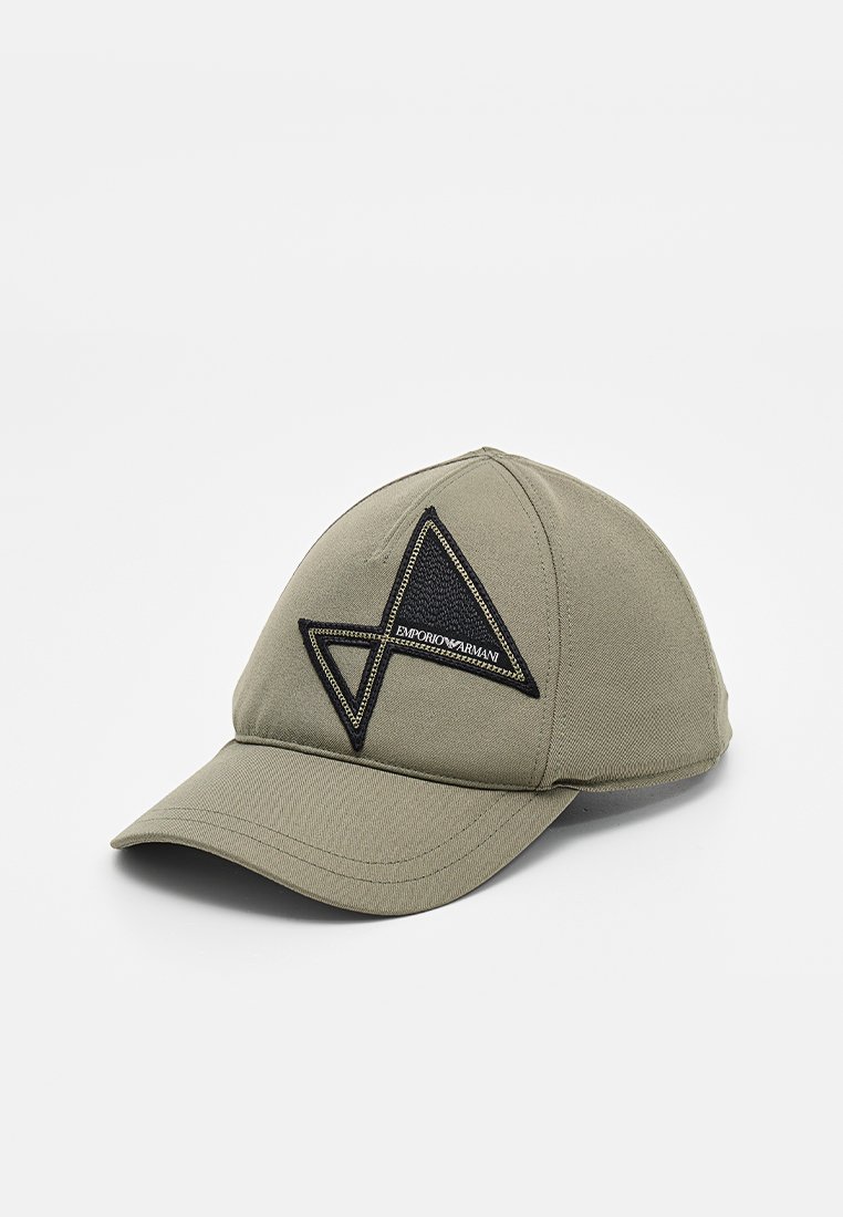 Gorra de béisbol de color verde oliva hecha de tela, con un logo geométrico negro bordado en la parte frontal y una visera curva.