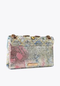 Torebka z metalicznej tkaniny z kwiatowym wzorem w kolorach różowym, niebieskim i zielonym. Posiada złote akcenty oraz ozdobne kamienie na falistym brzegu.