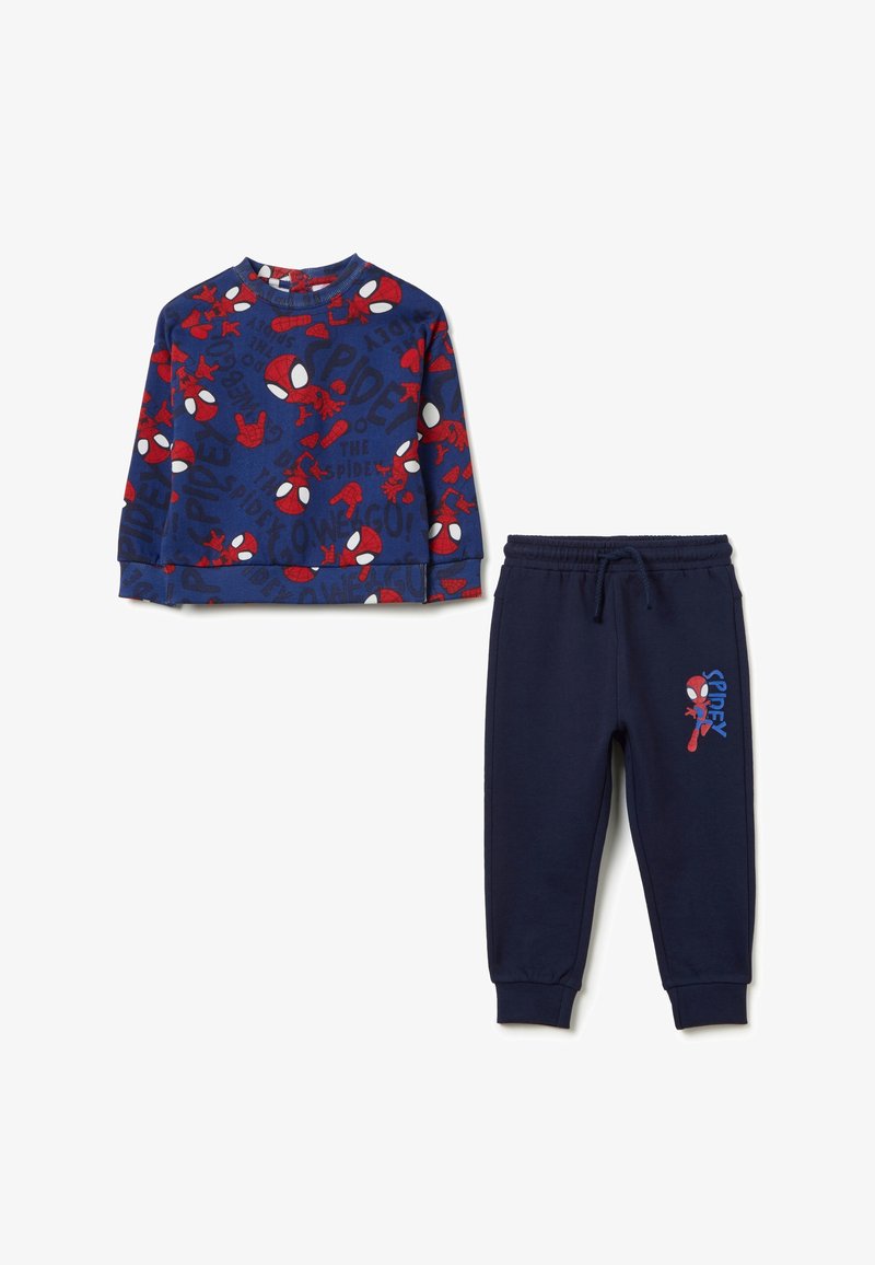 Twee-delige kinderoutfit met een blauwe langemouwen top met rode Spider-Man graphics en marineblauwe broek met een vergelijkbaar ontwerp en elastische tailleband.