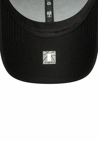 Svart basebollkeps med en rak skärm, med en grå innerfoder och en liten fyrkantig etikett på kanten med en vit geometrisk design.