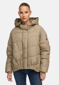 Beige gewatteerde cropped jacket met een capuchon, voorzien van diagonaal doorgestikte patronen en een elastische zoom. Inclusief logo-detail op de mouw.