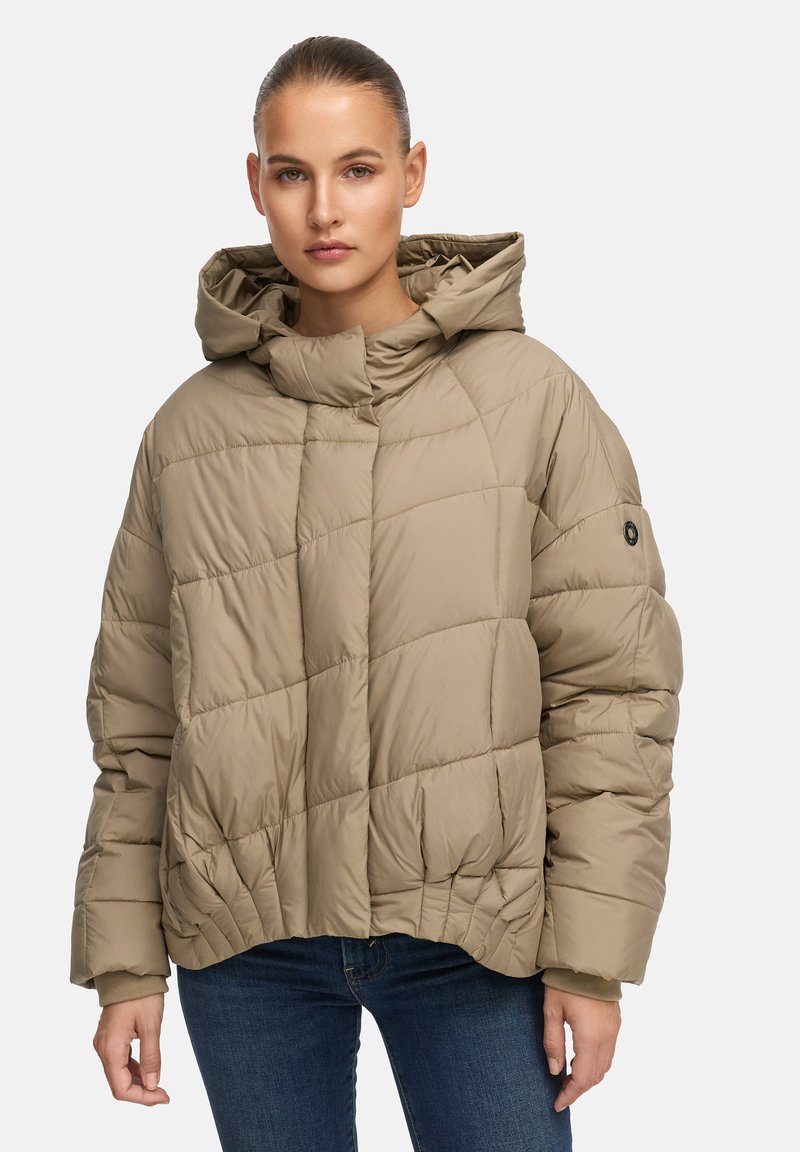 Beige gewatteerde cropped jacket met een capuchon, voorzien van diagonaal doorgestikte patronen en een elastische zoom. Inclusief logo-detail op de mouw.
