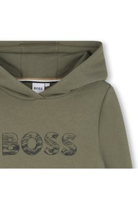 Olivengrønn hettegenser med myk tekstur og trykt "BOSS"-logo som har et treverkdesign. Inkluderer en frontlomme i kengurustil.