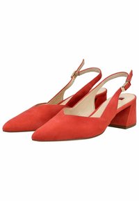 Scarpe slingback in suede rosso con punta affusolata, tacco medio a blocco e una cinghia alla caviglia regolabile. Foderato interno liscio e hardware minimale.