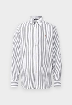 Camisa de botones para hombre en algodón blanco y con rayas azul marino, con cuello clásico, mangas largas y un pequeño logo bordado en el pecho.