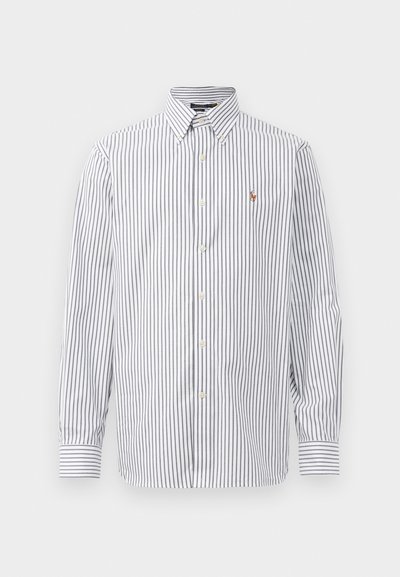 Ανδρικό πουκάμισο με κουμπιά σε λευκό και ναυτικό ριγέ βαμβάκι, διαθέτοντας κλασικό γιακά, μακριά μανίκια και μικρό κεντητό λογότυπο στο στήθος.