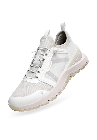 Scarpa atletica bianca con tomaia in rete, dettagli testurizzati, sistema di allacciatura integrato, suola imbottita in rosa pallido e linguetta rinforzata sul tallone.