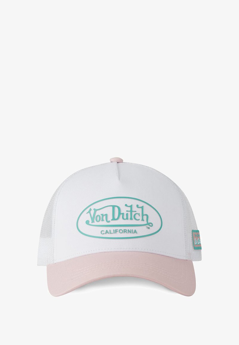 Gorra tipo trucker blanca con visera rosa, lados de malla y logo turquesa "Von Dutch CALIFORNIA" en la parte frontal, con una etiqueta del logo cosida en el lateral.