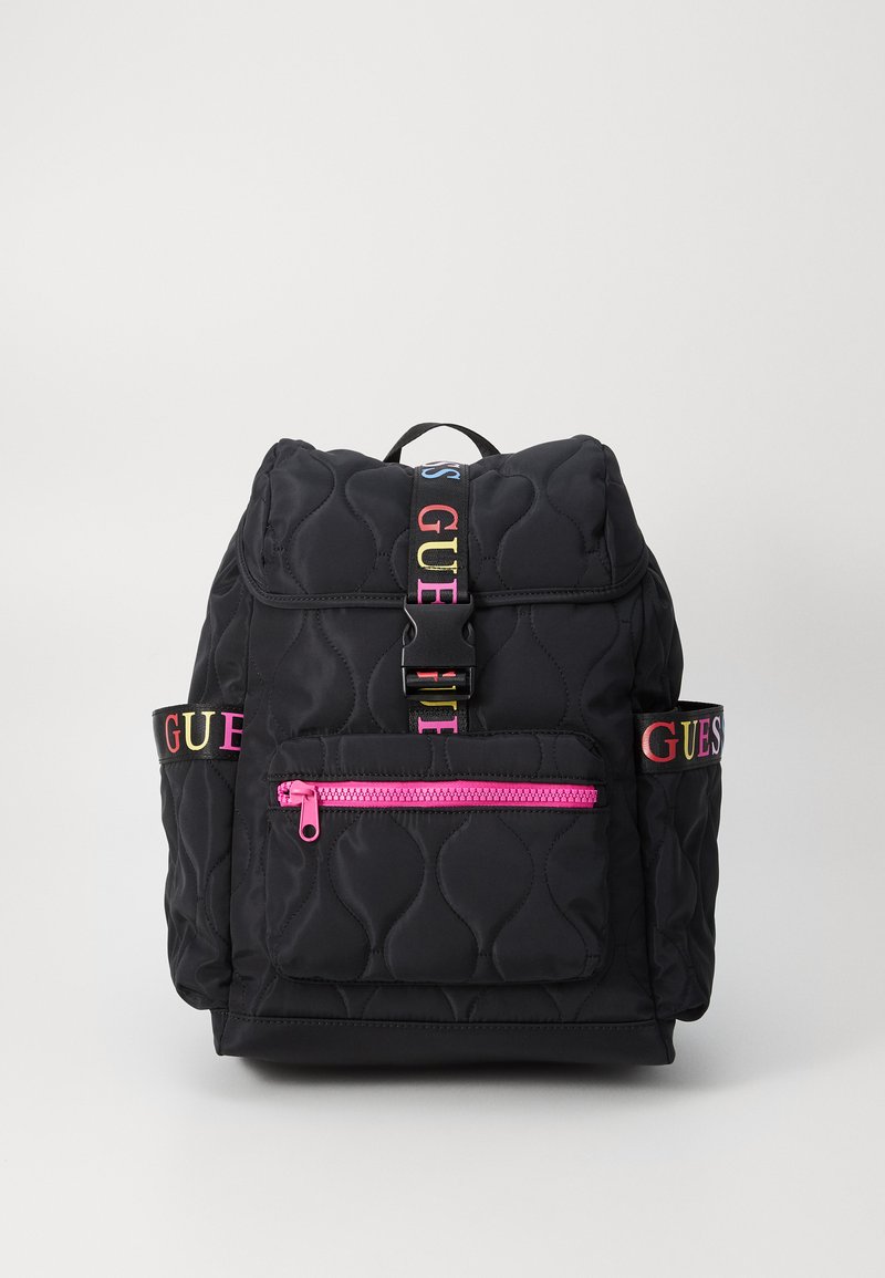 Fekete steppelt hátizsák állítható pántokkal, rózsaszín cipzáros zsebbel és színes logós díszítésekkel. Tartalmaz egy tetején elhelyezkedő fogantyút a hordozáshoz.