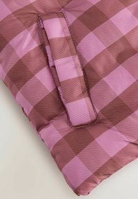 Couverture matelassée en motif à carreaux rose et marron, dotée d'un tissu texturé et d'une poignée sur le côté pour un transport facile.
