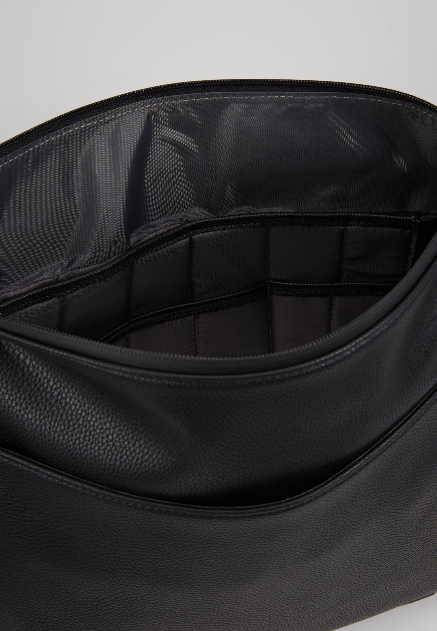 Jost HYBRID MESSENGER BAG PEBBLE Dataveske black Jost HYBRID MESSENGER BAG PEBBLE Dataveske black