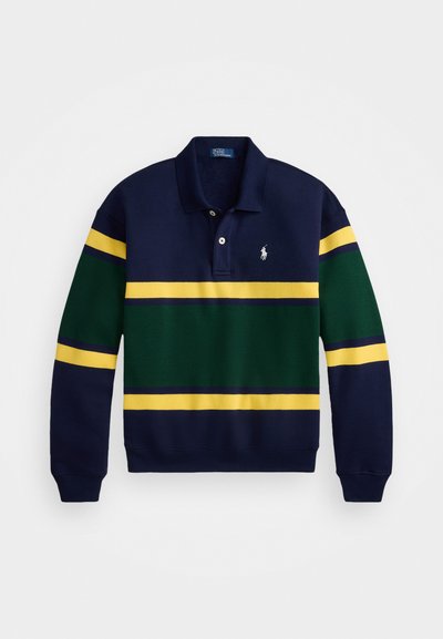 Camisa polo de manga larga con rayas horizontales en azul marino, verde y amarillo, con una tapeta de dos botones y un logo bordado en blanco en el pecho.