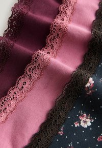 Trois morceaux de tissu en bordeaux, rose et bleu marine foncé avec motif floral, chacun bordé d'une délicate bordure en dentelle assortie.