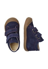 Scarpe in suede blu navy con doppie cinghie in velcro, suole in gomma marrone e cuciture rosse a contrasto. Design a punta arrotondata con un interno morbido.