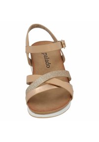 Sandalo nudo con cinturini, accentato da glitter, suola piatta, cinturino alla caviglia regolabile e soletta imbottita per un comfort ottimale.