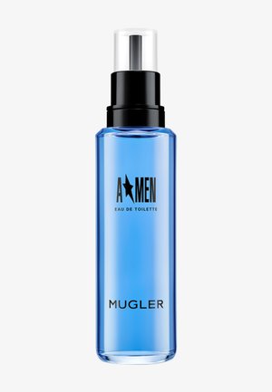 Flacon spray cylindrique bleu étiqueté A*Men Eau de Toilette de Mugler avec une pompe noire et un bouchon transparent sur fond blanc.
