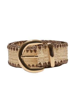 Gerollter gewebter beiger und brauner Gürtel mit großer glänzender goldener ovaler Schnalle und passender Schlaufe auf weißem Hintergrund.