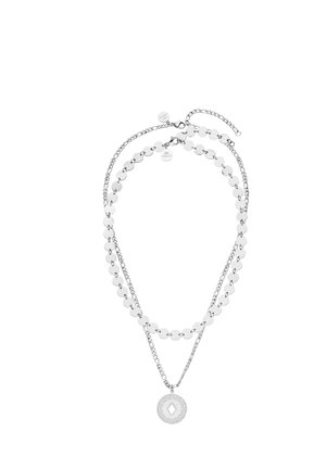 Doppellagige Silberkette mit kleinen runden Scheiben auf einer Lage und einem runden Anhänger mit Diamantausschnitt auf der anderen.
