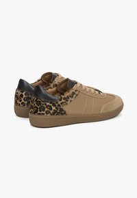 Tan leren sneakers met luipaardprintaccenten en zwarte details, voorzien van een gestructureerde rubberen zool en vetersluiting aan de voorkant.