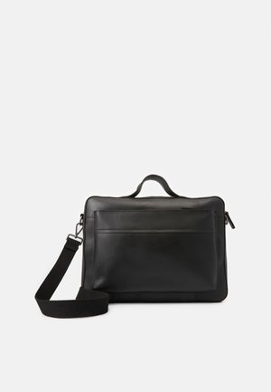 Schwarze Leder-Messenger-Tasche mit Fronttasche, Reißverschluss, oberem Griff und verstellbarem Schultergurt vor schlichtem weißem Hintergrund.