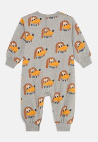 Grauer Baby-Overall mit langen Ärmeln, bedruckt mit orangefarbenen Cartoon-Hunde-Gesichtern und dem Wort "TINY", das mehrfach wiederholt wird.