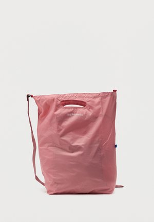 Ελαφρύ ροζ ύφασμα τσάντα με ενσωματωμένη λαβή και λογότυπο «Peak Performance» στο μπροστινό μέρος.