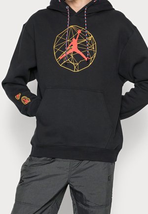 Sweatshirt à capuche noire avec un logo géométrique en jaune et rouge. Comprend une poche kangourou et des cordons à motif. Accents sur les manches.