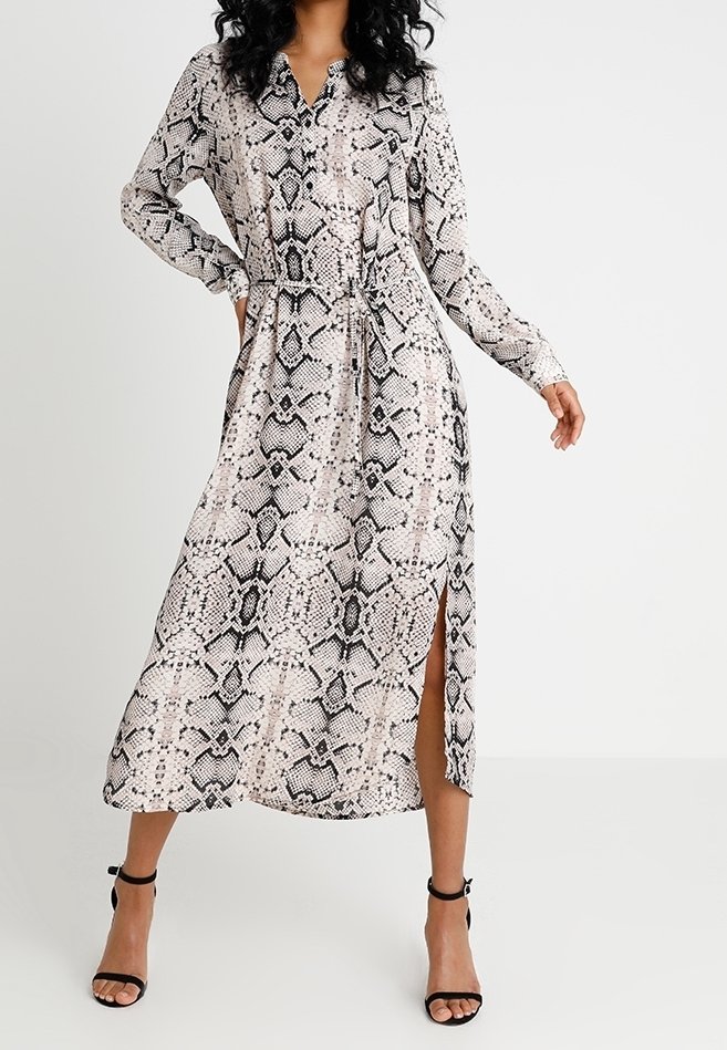 Robe chemise longue à motif serpent, dotée d'un col, d'une patte de boutonnage à l'avant, de manches longues et d'une fente latérale, fabriquée en tissu léger.