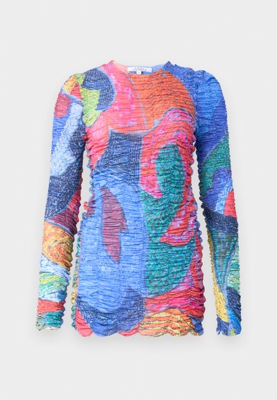 Rochie lungă cu mâneci lungi, multicoloră, cu textură plisată. Prezintă modele vibrante în nuanțe de albastru, roșu, verde și galben. Detaliu cu margine zimțată.