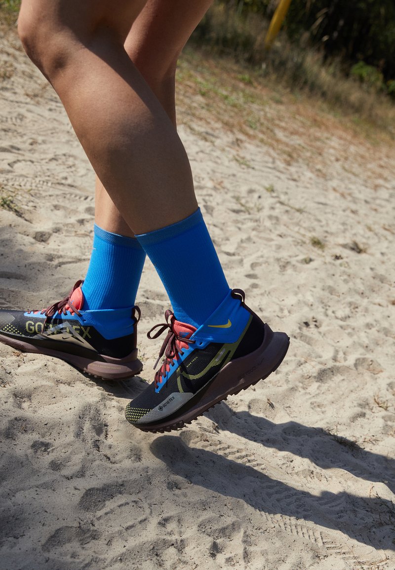 Nike Performance REACT PEGASUS TRAIL 4 GTX - Zapatillas de trail running -  black/vivid sulfur/light photo blue/track red/burgundy crush/negro 