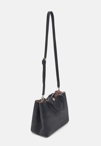 Sac à main texturé noir avec options de portage doubles, orné d'accents dorés, intérieur spacieux et forme structurée.