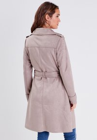 Cache Cache Trenchcoat - gris