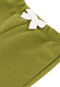 Groene katoenen shorts met een textuurafwerking, elastische tailleband en een klein wit strikdetail aan de voorkant.