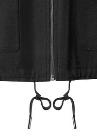 Schwarze Jacke mit einem durchgehenden Reißverschluss, zwei Fronttaschen und Kordelzügen am Saum. Glattes Material mit einem dezenten Glanz und verstärkten Nähten.