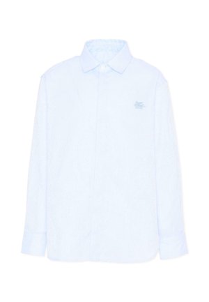 Camisa blanca de manga larga con botones, cuello y un pequeño logo bordado en el pecho izquierdo.
