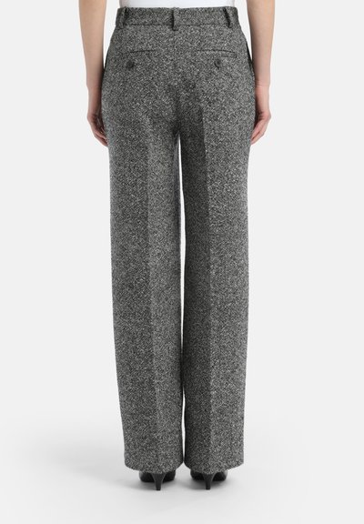 Sive hrapave široke hlače s uzorkom šahovnice, s dva stražnja džepa sa dugmadi i diskretnim pojasom.